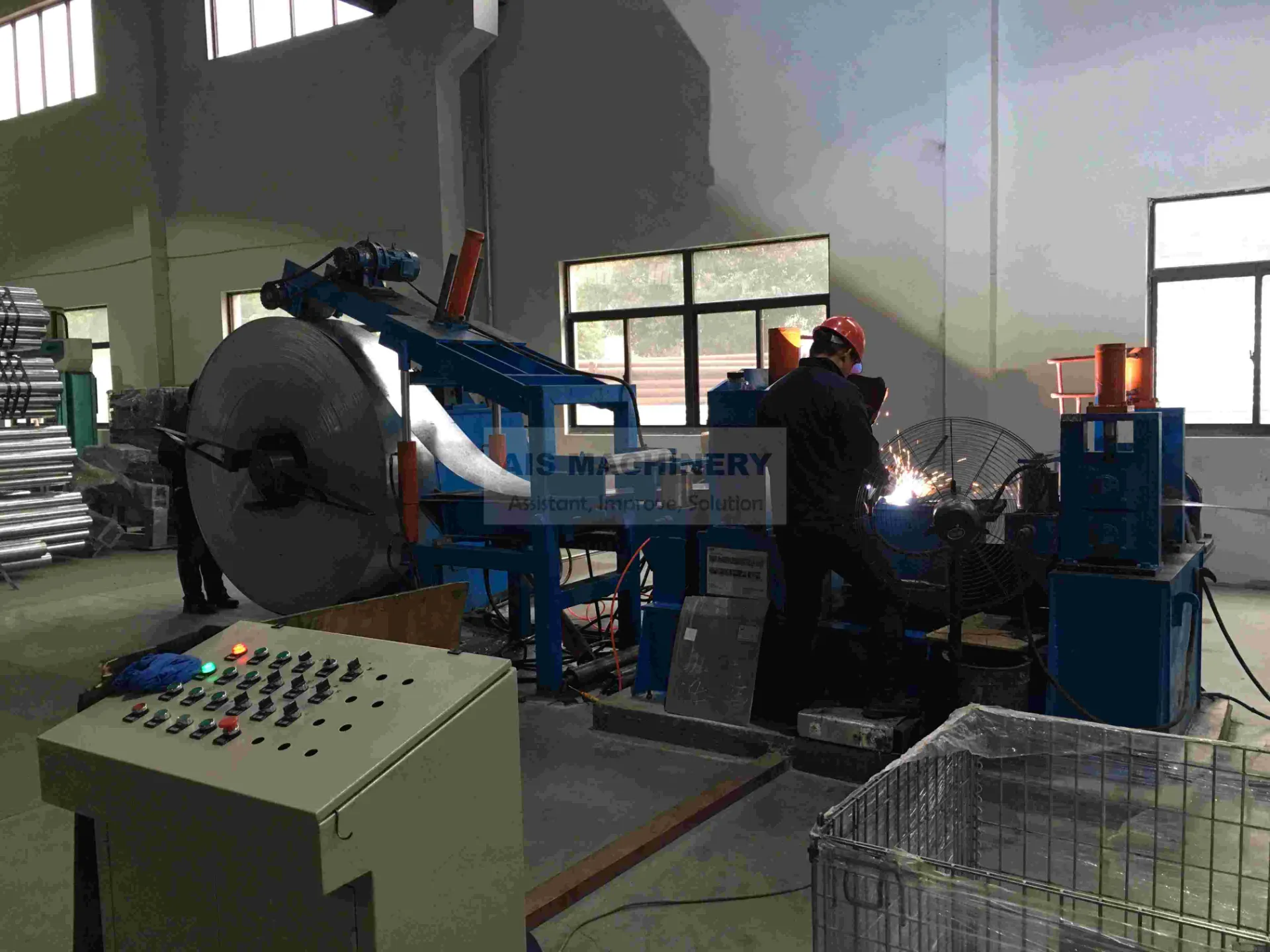 Single head uncoiler with peeler and hold down roll